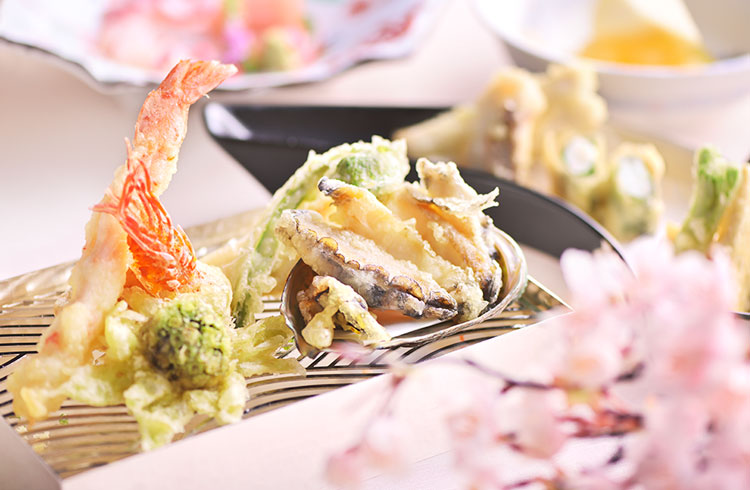 軽やかな衣をまとった風味豊かな春の恵み天ぷらランチコース「稲佐 -INASA-」