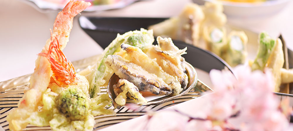 軽やかな衣をまとった風味豊かな春の恵み天ぷらランチコース「稲佐 -INASA-」