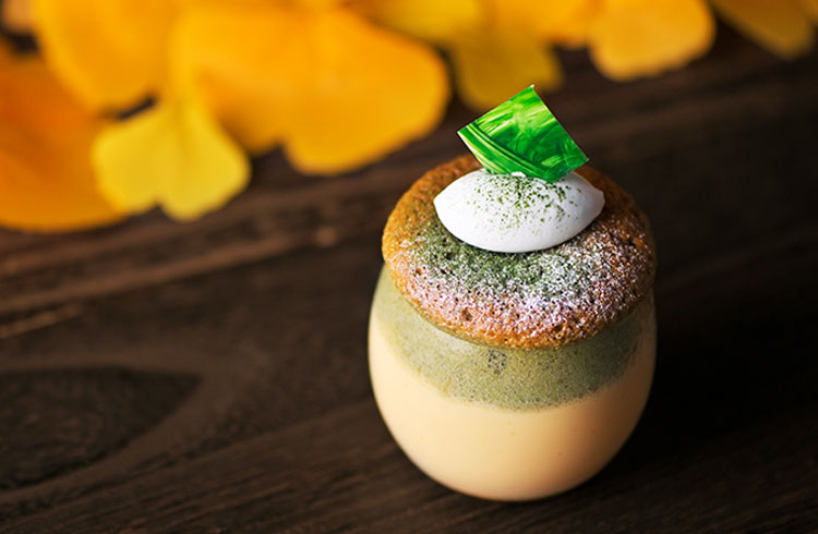 パティシエが仕立てる、長崎の秋「びわとそのぎ茶のカステラプリン」